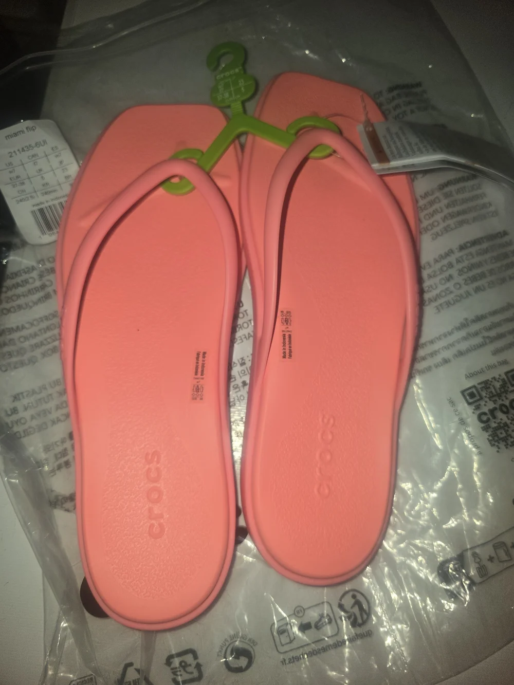 CROCS vibrant guava